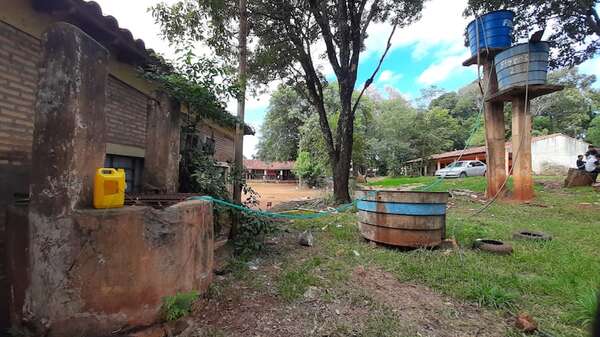 “Hasta en misa pedimos por el agua”, lamenta director de escuela sin acceso al vital líquido - ABC en el Este - ABC Color