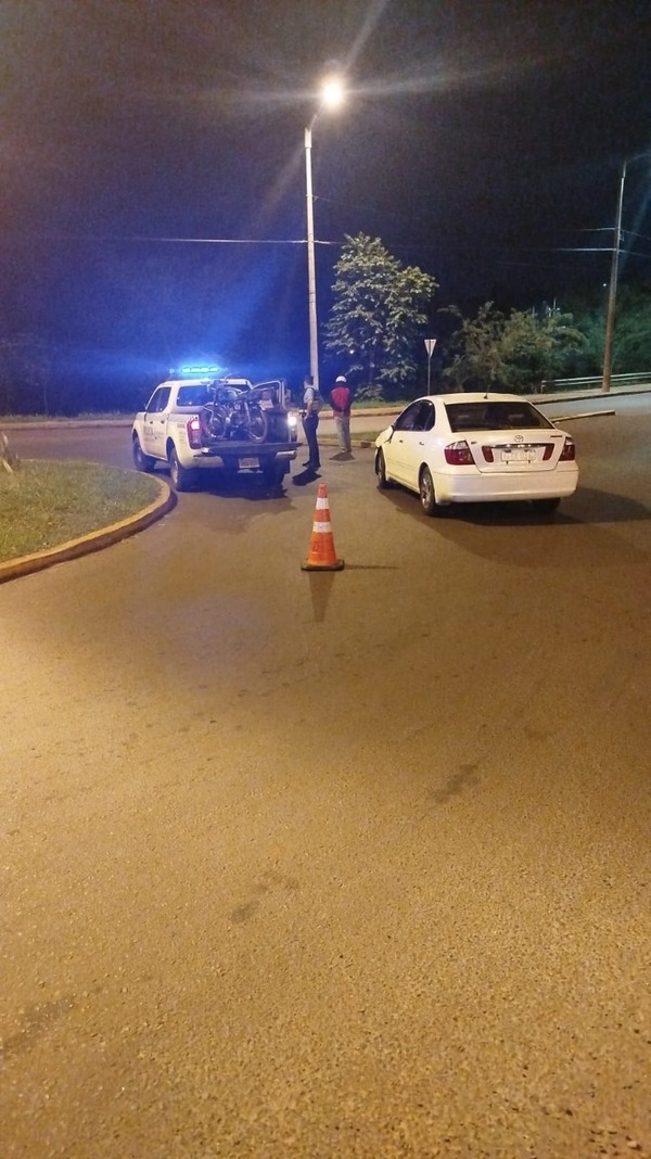 Accidente en la Rotonda de Ruta 14 y Av. Moisés Bertoni deja motociclista con lesiones y daños materiales