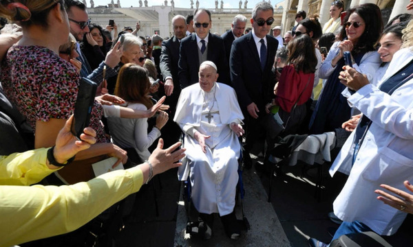 El Papa Francisco reaparece y emociona a los fieles en la Plaza de San Pedro - OviedoPress