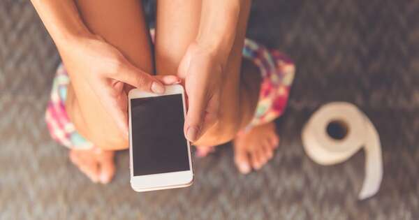 La Nación / Advierten que pasar mucho tiempo en el baño revisando el celular puede ser perjudicial