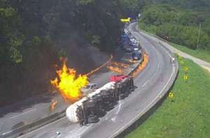Video: camión que transportaba combustible volcó y causó incendio de 25 vehículos en Brasil - Mundo - ABC Color