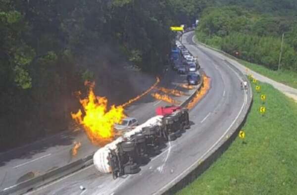 Video: camión que transportaba combustible volcó y causó incendio de 25 vehículos en Brasil - Mundo - ABC Color