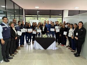 Funcionarios del puesto de control migratorio de Encarnación completan curso de inglés básico para recibir a los visitantes del WRC