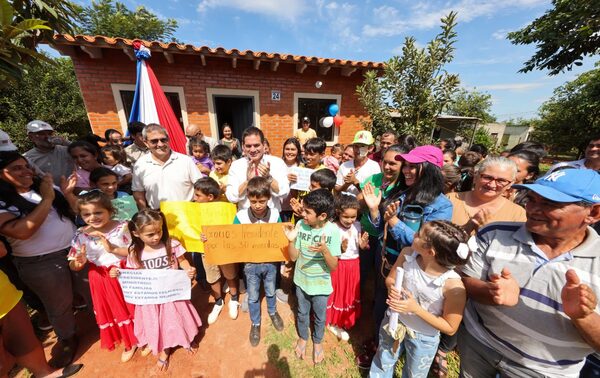 80 familias reciben las llaves de sus nuevas viviendas en Caaguazú - El Trueno
