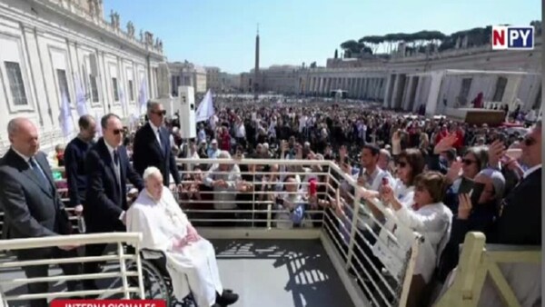 El Papa Francisco emociona con su aparición en la Plaza de San Pedro