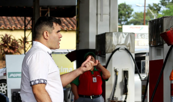 Intendente dona su sueldo para carga de combustible a máquinas de la municipalidad