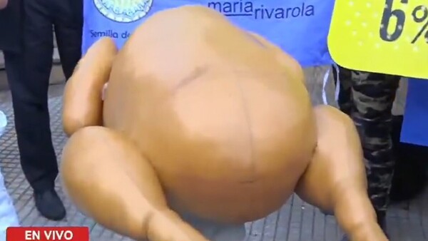 Con monumento al pollo, "porque salva más vidas", repudian ineficiencia del Estado en salud