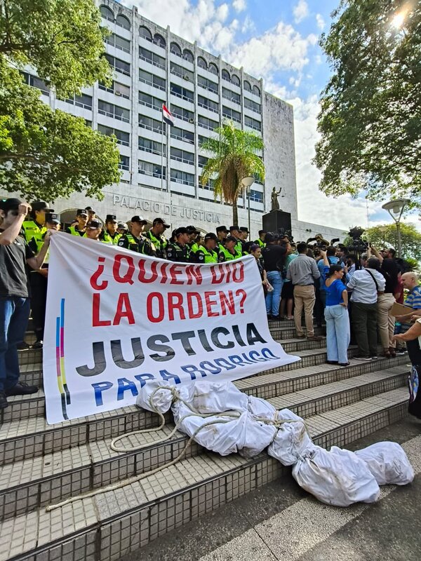 Denuncian represión policial durante acto conmemorativo en el Palacio de Justicia - PDS RADIO Y TV