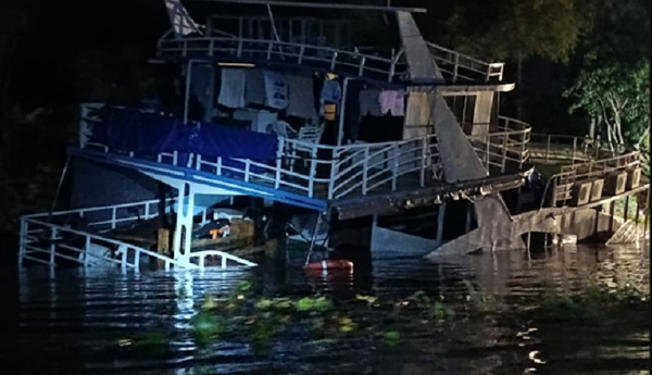 Rescate exitoso de 13 personas tras hundirse yate en Antequera - Noticiero Paraguay