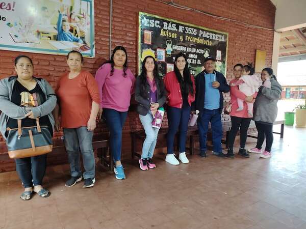Padres de una escuela de Encarnación reclaman por la falta de kits escolares - Nacionales - ABC Color