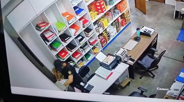 PJC: Buscan a guardia denunciado por presunto robo de 200 millones - Nacionales - ABC Color