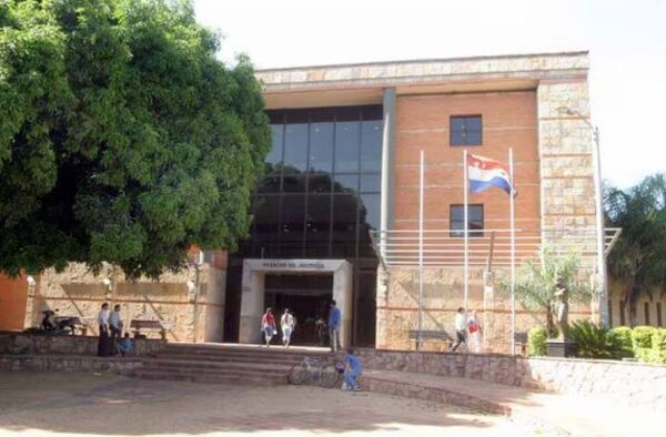 Juez absuelve a mbo’ehara por acoso sexual a su alumna de 11 años
