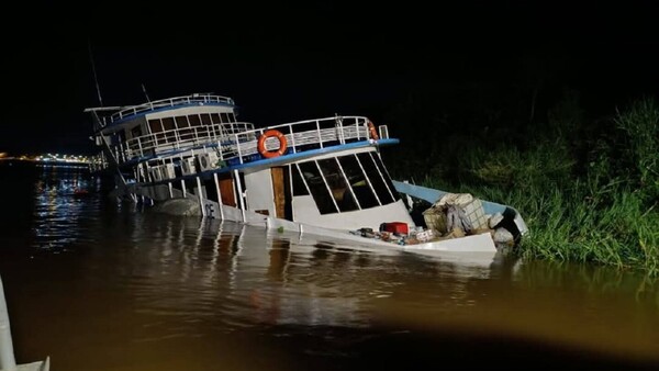 Susto en Puerto Antequera: Yate se hunde parcialmente con 13 personas a bordo