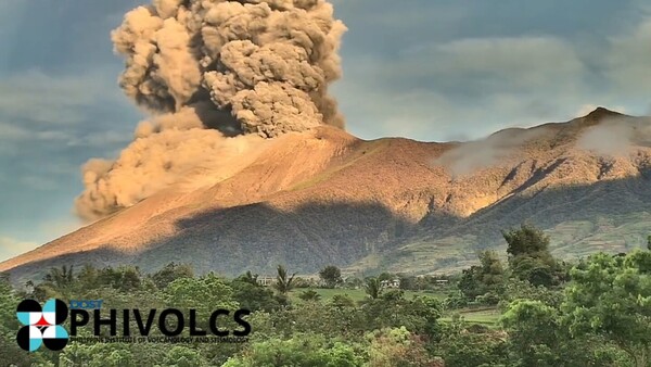 El volcán Kanlaon entra en erupción en Filipinas con una columna de ceniza de 4 kilómetros