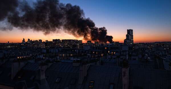 La Nación / Espectacular incendio llenó de humo los cielos de París
