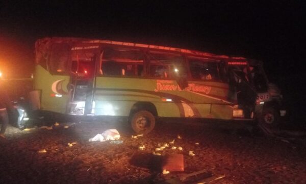 10 pasajeros lesionados tras vuelco de bus