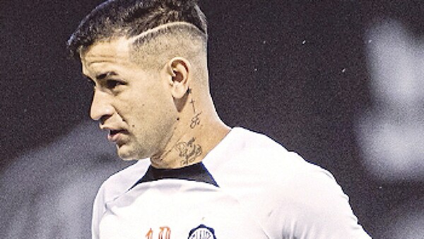 Derlis González concentra para la Copa: Hinchas critican que "se le apura"