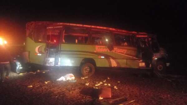 Pista mojada provoca vuelco de colectivo y camión - La Clave