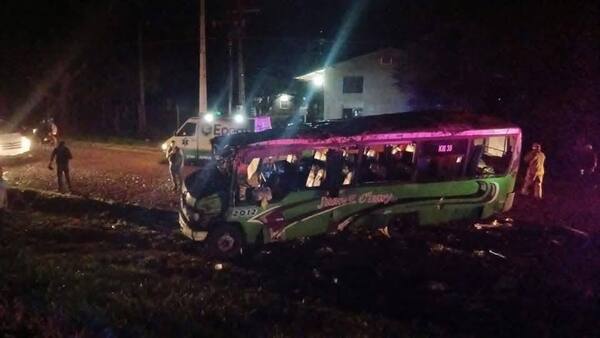 Vuelco de ómnibus y camión deja 10 heridos en Minga Guazú