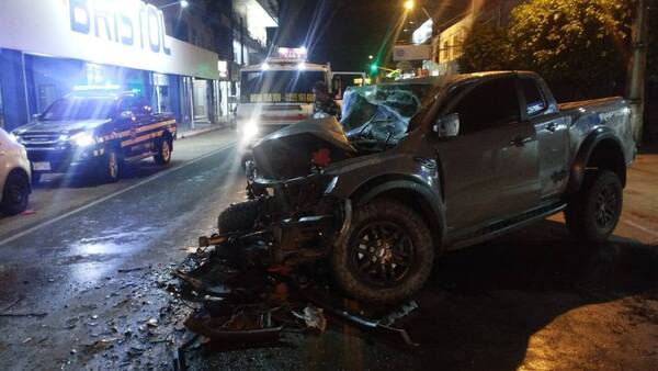 Jóvenes chocaron contra un camión recolector de basura