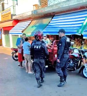 Multan a conductor de motocarro por arrojar basura es un espacio público - La Clave