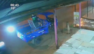 Conductor ebrio chocó motocarro y fue retenido por vecinos en CDE - SNT