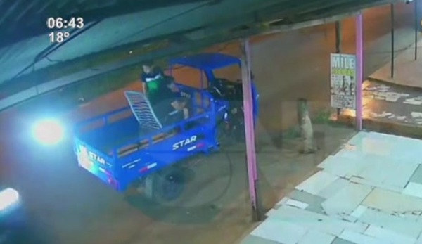 Conductor ebrio chocó motocarro y fue retenido por vecinos en CDE - SNT