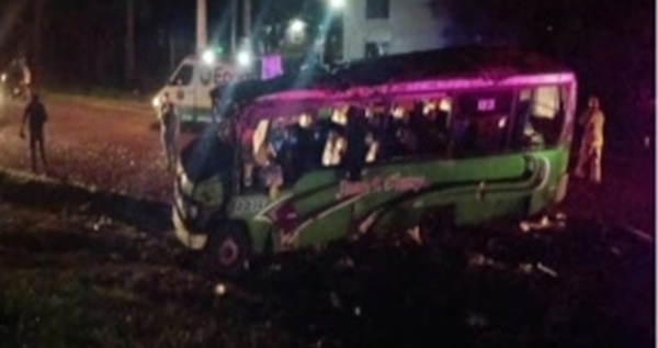 Varios heridos tras vuelco de bus y camión en Alto Paraná - SNT