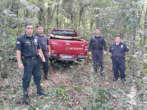 Policía recupera camioneta denunciada como hurtada en zona boscosa de Mayor Otaño