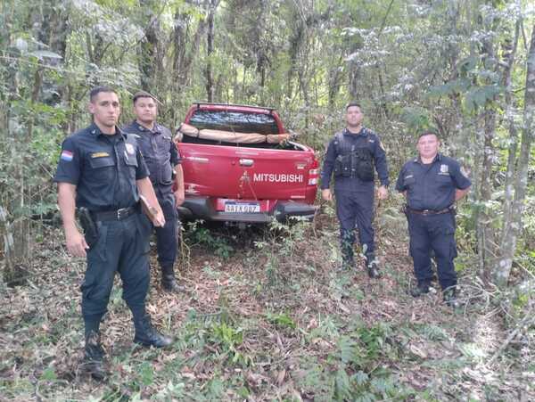 Policía recupera camioneta denunciada como hurtada en zona boscosa de Mayor Otaño
