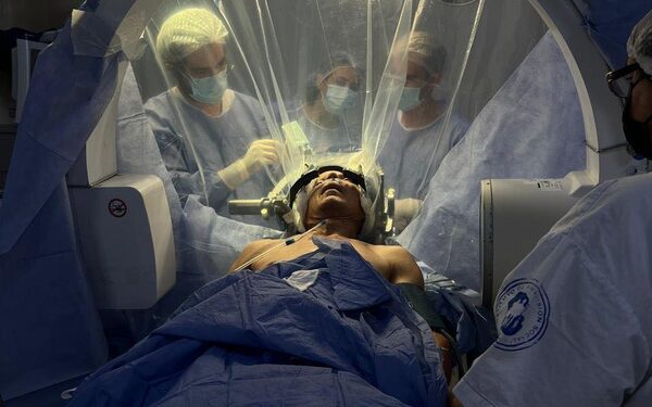 Experto médico señala como gran avance cirugía de Parkinson en IPS