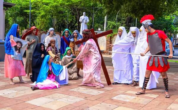 Lanzamiento del Vía Crucis Caminando con Jesús •