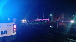Ómnibus y camión vuelcan en la ruta PY02 por lluvia en Minga Guazú: al menos 10 heridos