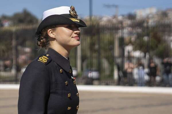 La princesa Leonor visitó la Escuela Naval de Valparaíso. ¡Mirá las fotos! - Gente - ABC Color