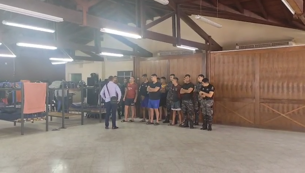 Detienen a dos agentes Lince que habrían intentado sacarle dinero a un macatero - 1000 Noticias