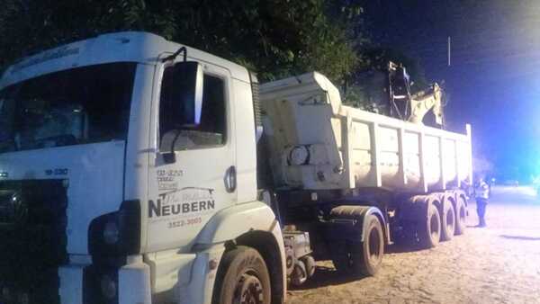 Camión y retroexcavadora hurtados en Brasil son recuperados en Ciudad del Este