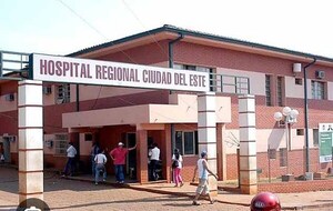 Personal de blanco se manifiesta por el «Gran Hospital del Este» | DIARIO PRIMERA PLANA