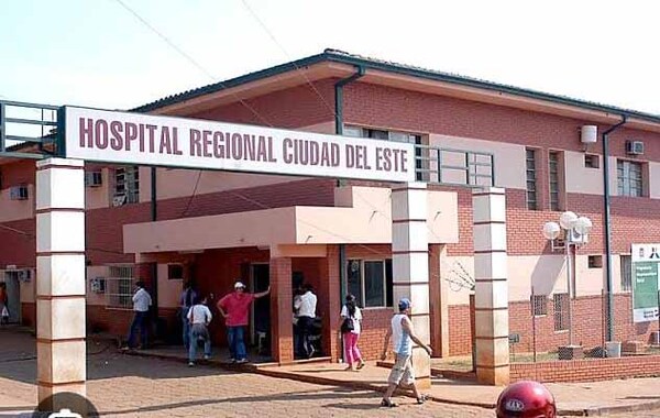 Personal de blanco se manifiesta por el «Gran Hospital del Este» | DIARIO PRIMERA PLANA