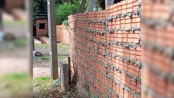 Escrachan a albañil por muralla kechê