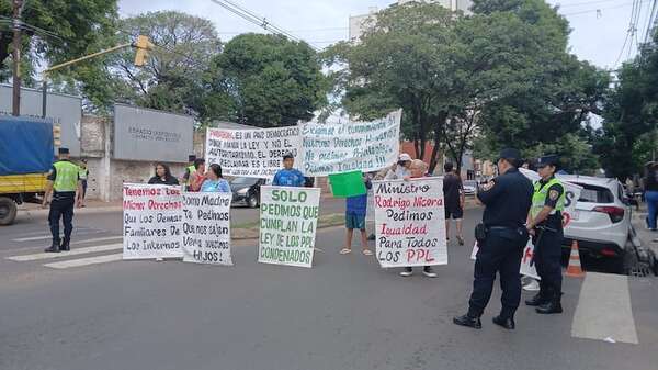 Familiares de reclusos se manifiestan solicitando igualdad - Nacionales - ABC Color