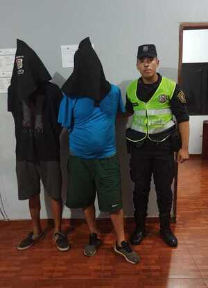 Detienen a dos hombres por supuesto hurto en farmacia; uno de ellos con orden de captura pendiente