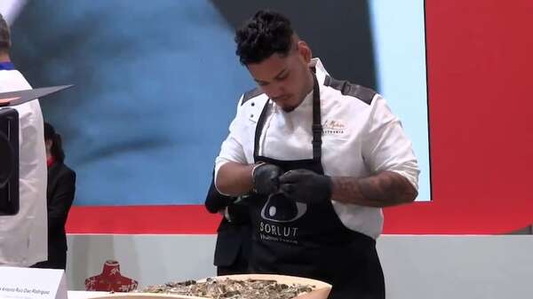 El chef paraguayo Jesús Antonio Ruiz es el mejor abridor de ostras de España - Gastronomía - ABC Color