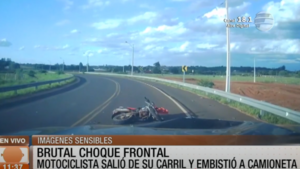 Motociclista se salva de milagro tras brutal choque frontal