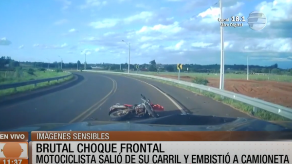 Motociclista se salva de milagro tras brutal choque frontal