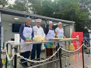 Realizan el tradicional Chipa Apó en la plazoleta de la Gobernación de Itapúa
