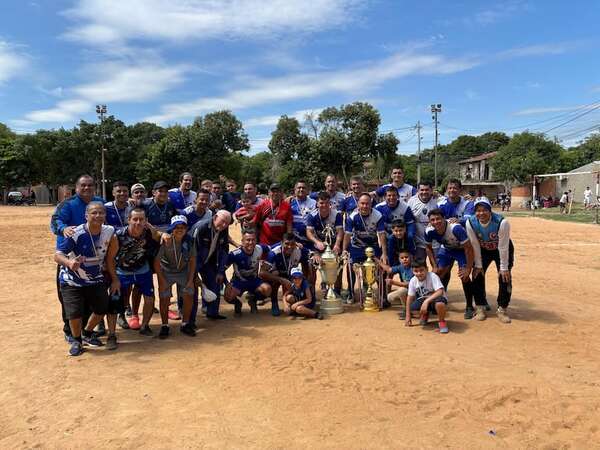 Fútbol aficionado: Nuestra Señora sigue ampliando su vitrina - Fútbol - ABC Color