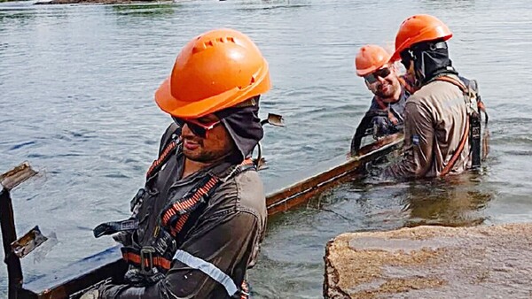 Rescatan pasarelas arrastradas en la Garganta del Diablo