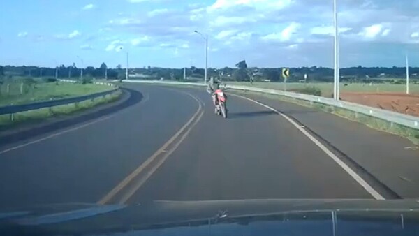 Video: Impactante choque de una motocicleta a un vehículo policial en Ypejhú