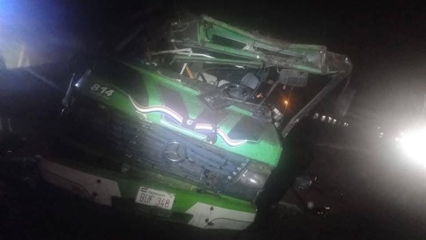 Bus y camión sufren un aparatoso accidente sobre la Ruta PY02 en Minga Guazú - 1000 Noticias