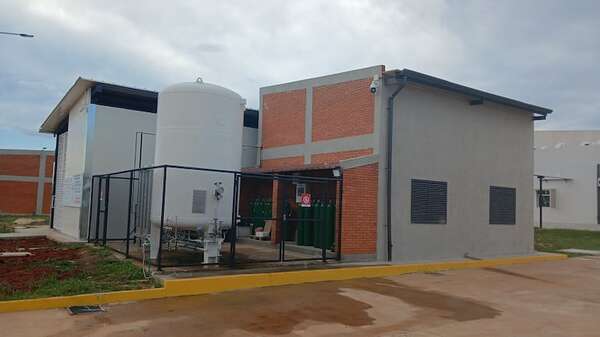 Técnicos del Banco Mundial inspeccionan planta de oxígeno inhabilitada en el Hospital General de Coronel Oviedo - Nacionales - ABC Color